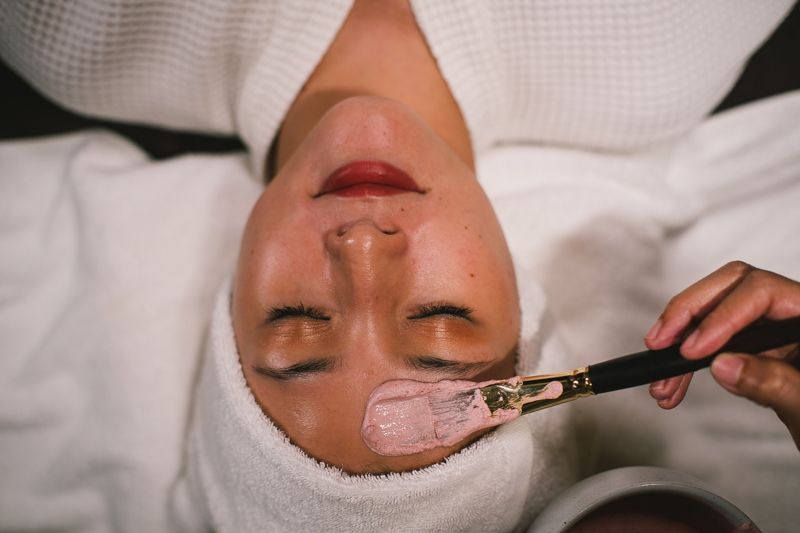 Therapist beginning a facial at Dahra Spa